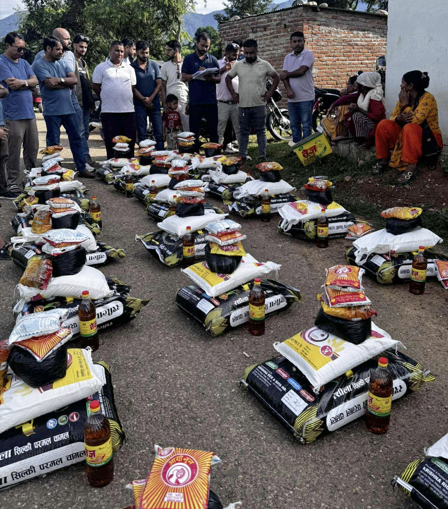 लायन्स क्लब अफ तुलसीपुर इशानद्वारा ३५ विपन्न परिवारलाई खाद्यान्न वितरण