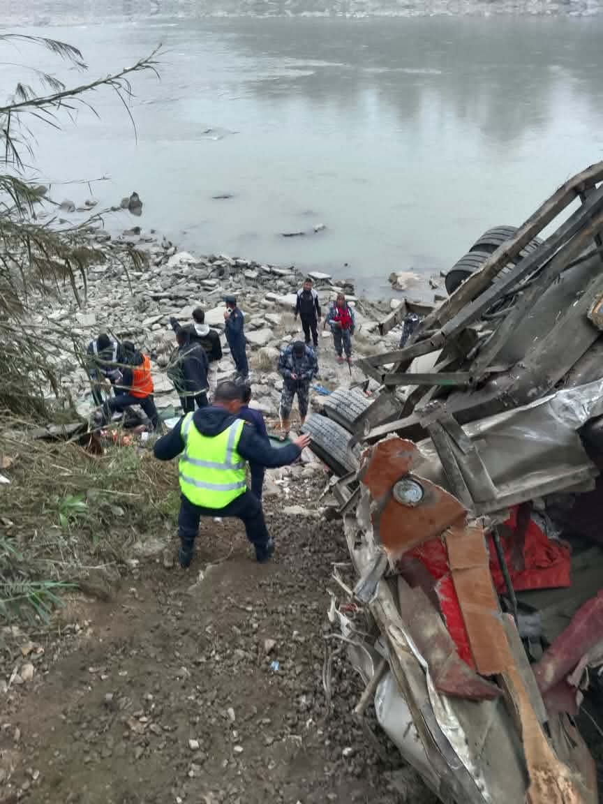 धादिङ बस दुर्घटनामा १७ जनाको मृत्यु, २७ जना घाइते