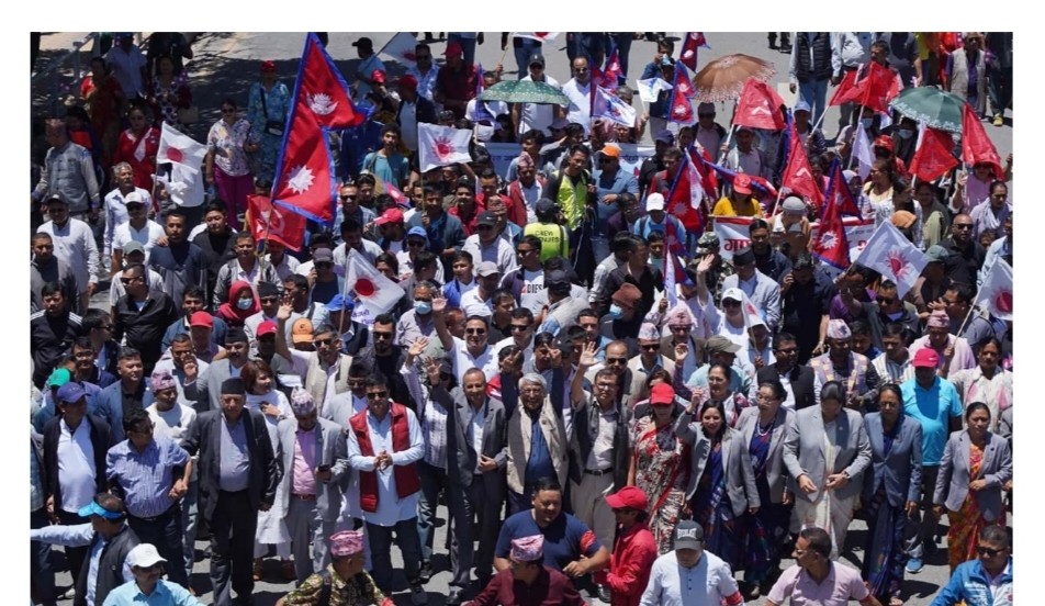 गणतन्त्र दिवस : सडकमा उत्सव मनाउँदै एमाले, विपक्षमा राजावादी