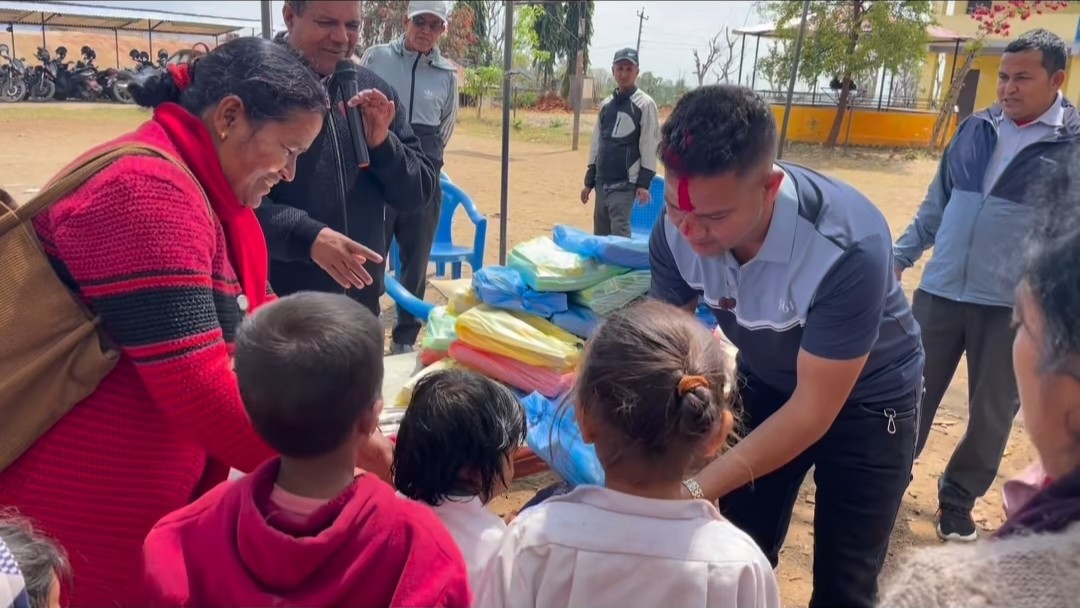 युवा व्यवसायी लहरेद्वारा जन्मदिनको अवसरमा शैक्षिक सामग्री वितरण