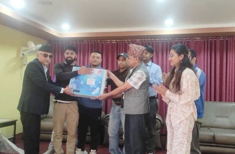 नेविसंघ तनहुँद्वारा आबु खैरेनी क्याम्पसमा स्वास्थ्य सामग्री प्रदान