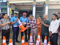 तुलसीपुरमा सडक दुर्घटना न्यूनीकरणका लागि डिभाइन टेम्पल एकेडेमीद्वारा डिभाइडर हस्तान्तरण