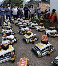 लायन्स क्लब अफ तुलसीपुर इशानद्वारा ३५ विपन्न परिवारलाई खाद्यान्न वितरण
