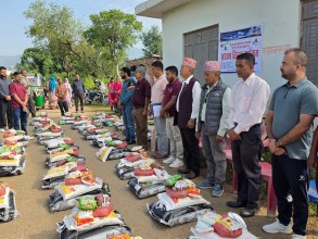 लायन्स क्लब अफ तुलसीपुरद्वारा विपन्न परिवारलाई खाद्यान्न वितरण