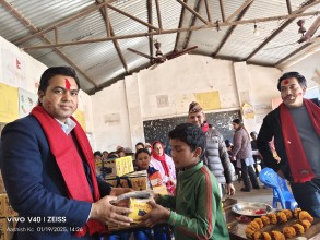 डाँगी दाजुभाईले विपन्न विद्यार्थीसँग मनाए जन्मदिन