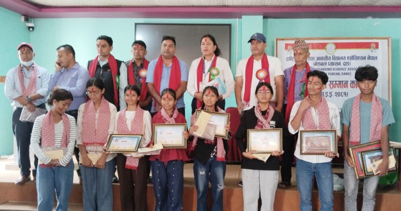 एन प्याब्सन दाङले गर्यो एसइई उत्कृष्ट विद्यार्थीलाई सम्मान