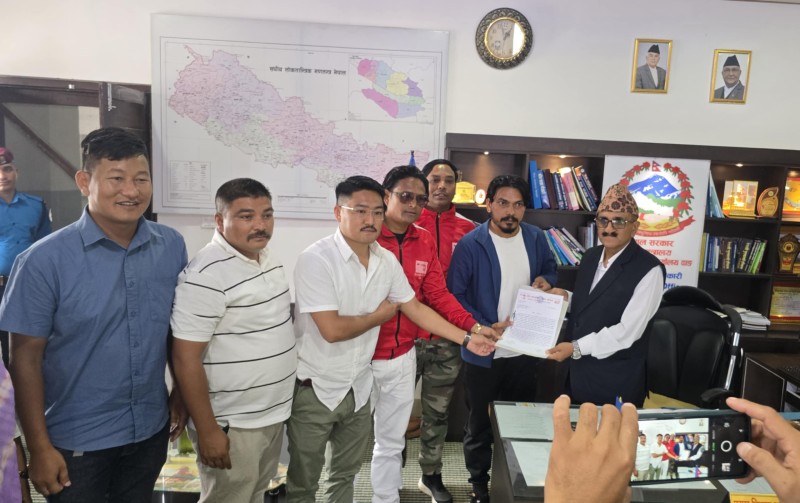 मल अभावको विरुद्धमा वाइसीएल नेपाल दाङद्वारा प्रमुख जिल्ला अधिकारीलाई ज्ञापन पत्र