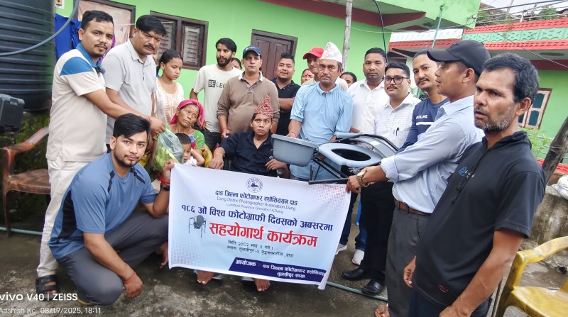 विश्व फोटोग्राफी दिवसका अवसरमा तुलसीपुरमा सिटिङ चियर र फलफूल वितरण