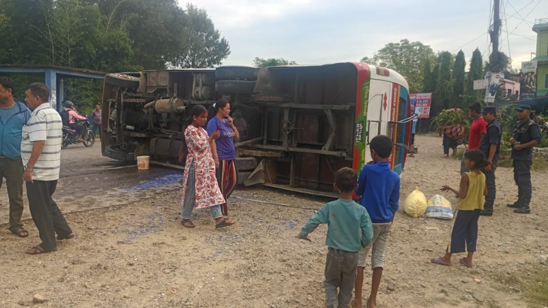 दाङको दमारगाउँमा बस दुर्घटना, दुईजना घाइते