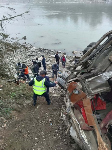 धादिङ बस दुर्घटनामा १७ जनाको मृत्यु, २७ जना घाइते