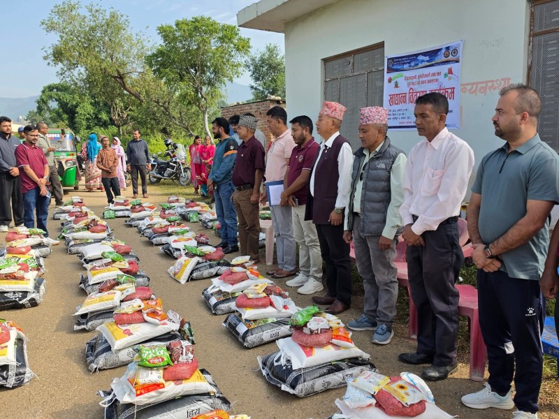 लायन्स क्लब अफ तुलसीपुरद्वारा विपन्न परिवारलाई खाद्यान्न वितरण