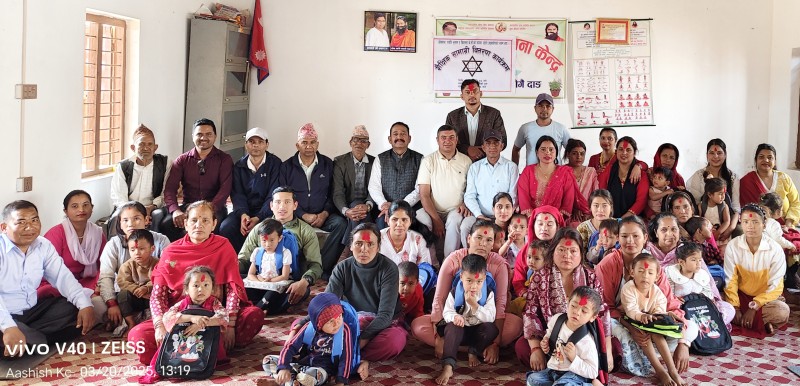 तुलसीपुर–७ स्थित प्रावि श्रीगैंका विद्यार्थीलाई शैक्षिक सामग्री वितरण